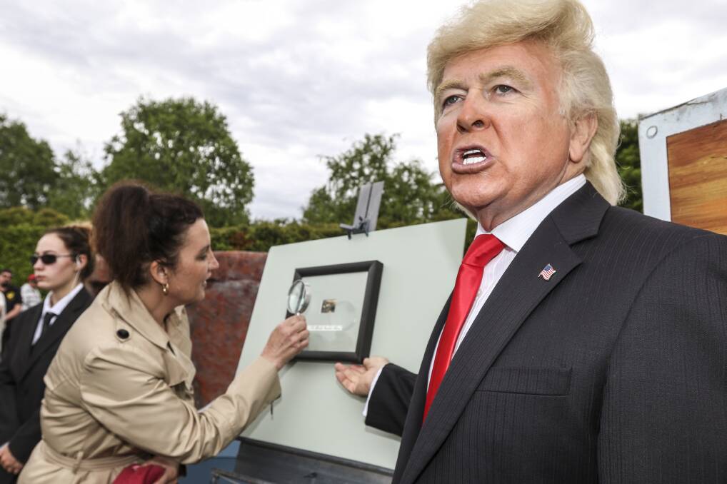 Tiny art: Jacqui Lambie and the Trump Impersonator examine the world's smallest mural.