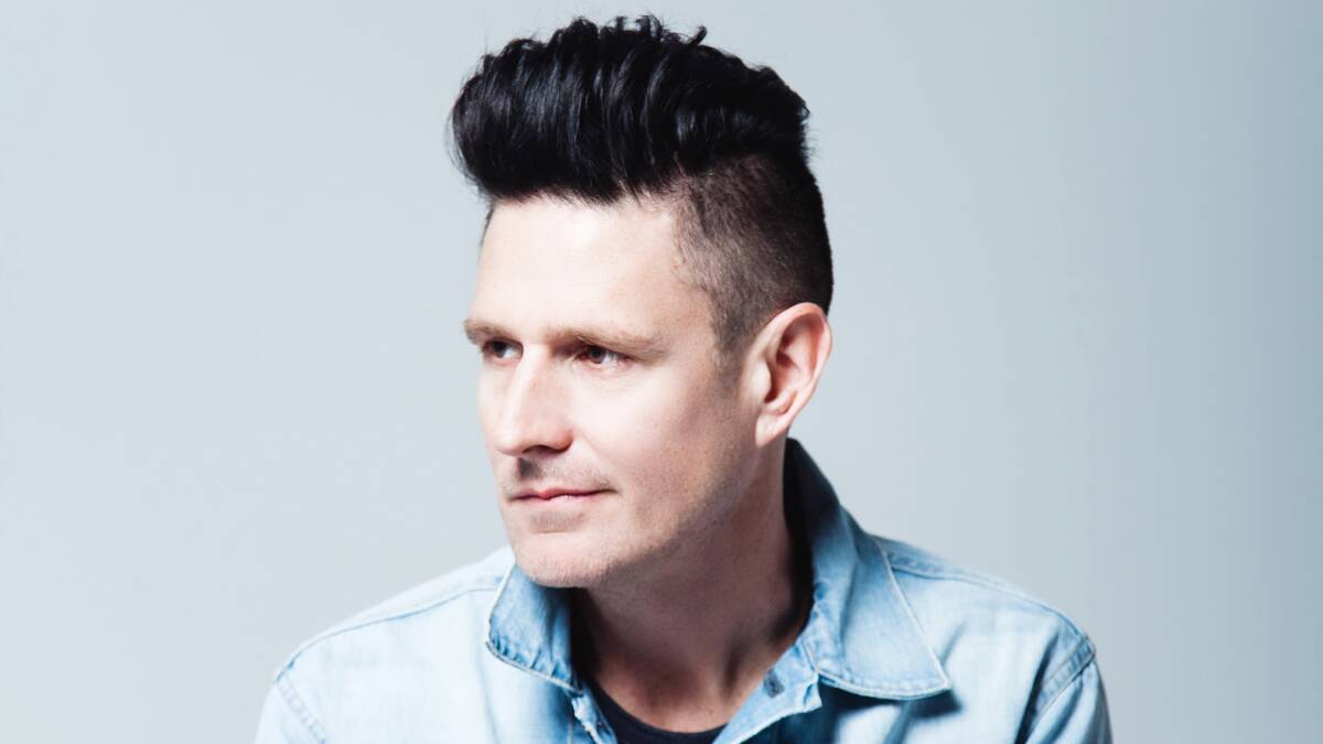A passenger on the same flight as Wil Anderson said the comedian did nothing wrong.