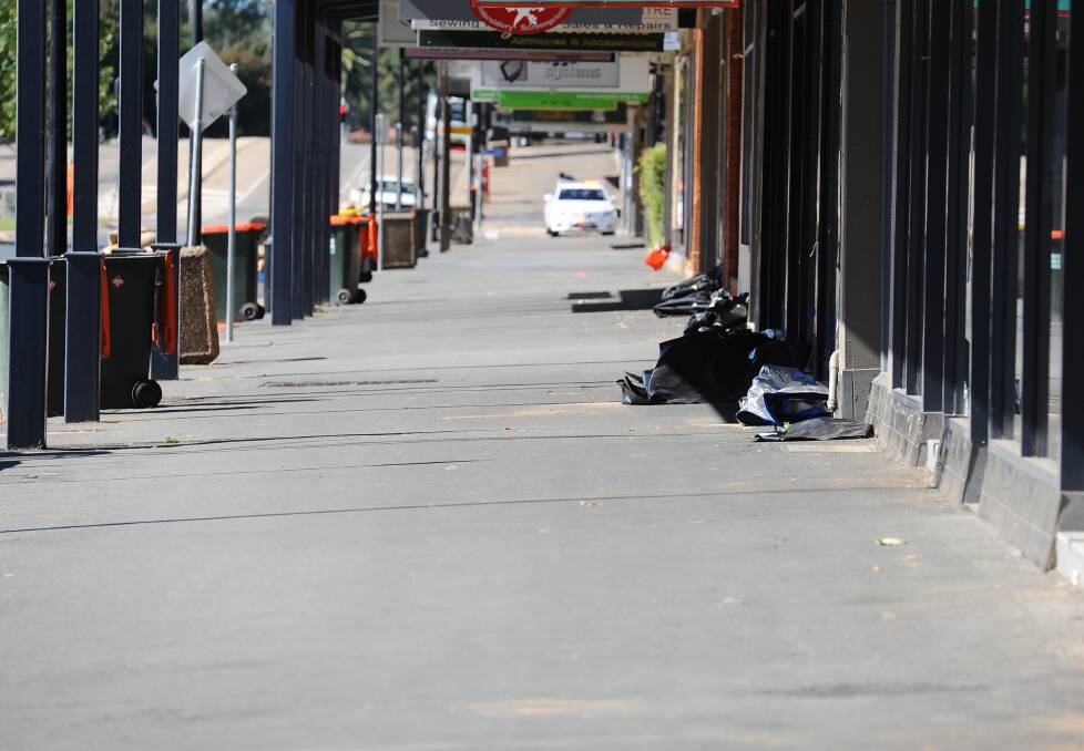 Central Wagga businesses sandbagged and evacuated in 2012.