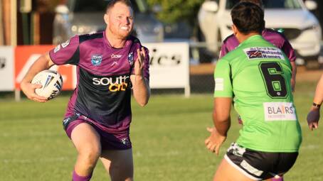 Southcity forward Tim Hurst makes a charging run in the Bulls' loss to Albury at Harris Park on Saturday night. Picture by Les Smith