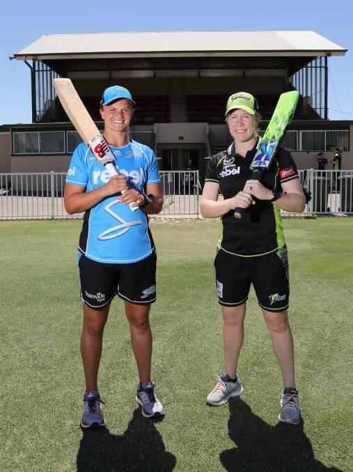 HEAD TO HEAD: Captains Alex Blackwell from the Sydney Thunder and Suzie Bates from the Adelaide Strikers ahead of this weekend's battle. Picture: Les Smith