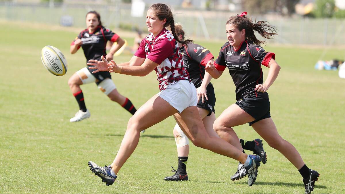 Michaela Leonard fires out a pass for Viqueens Tuggeranong during the Brumbies Super Series finals at Parramore Park on Saturday.