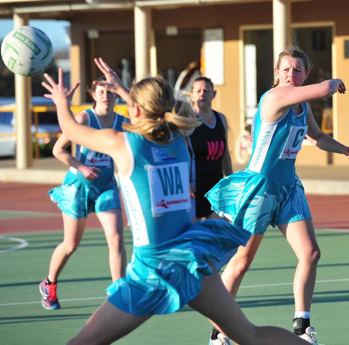 DO OR DIE: Uranqunity's Olivia Tilyard fires off a pass to teammate Meg Reinhold in the elimination final win. The team tackles New Kids Aces on Saturday.