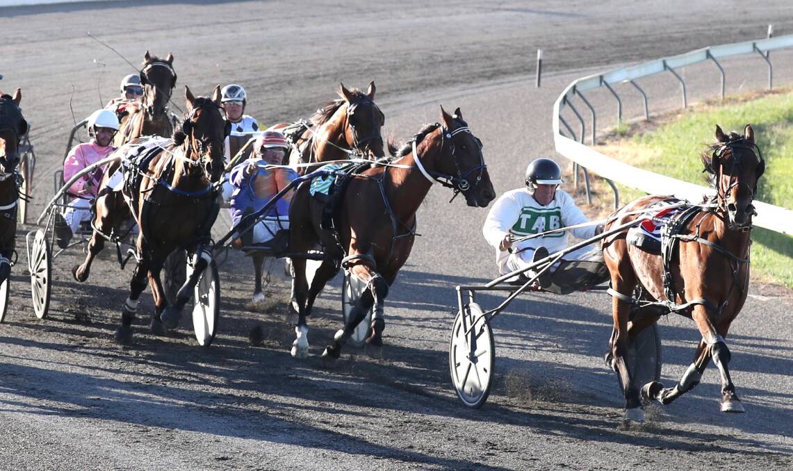 DOUBLE THE FUN: Barnsdale tries to find room before going on to win the Wagga Christmas Party Night December 16 Pace at Wagga on Tuesday night. Picture: Les Smith