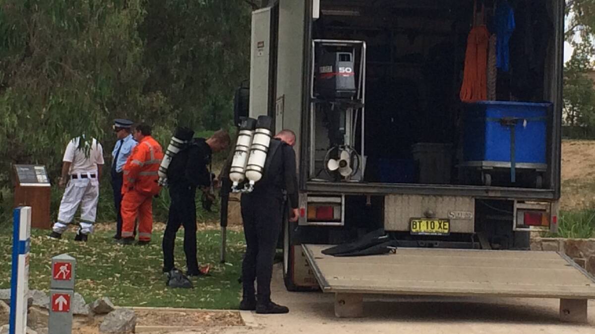 Police scuba divers arrive at Wagga Beach to search for the body of the drowned 42-year-old man.