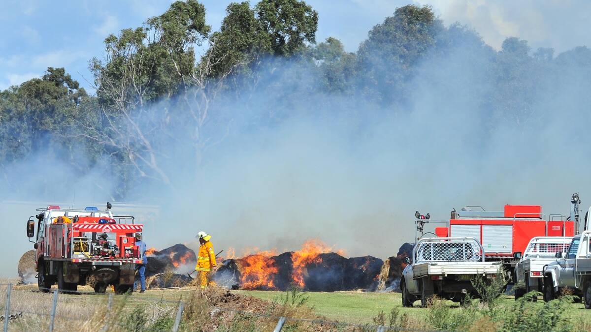 Hay bale fire erupts in North Wagga | Video