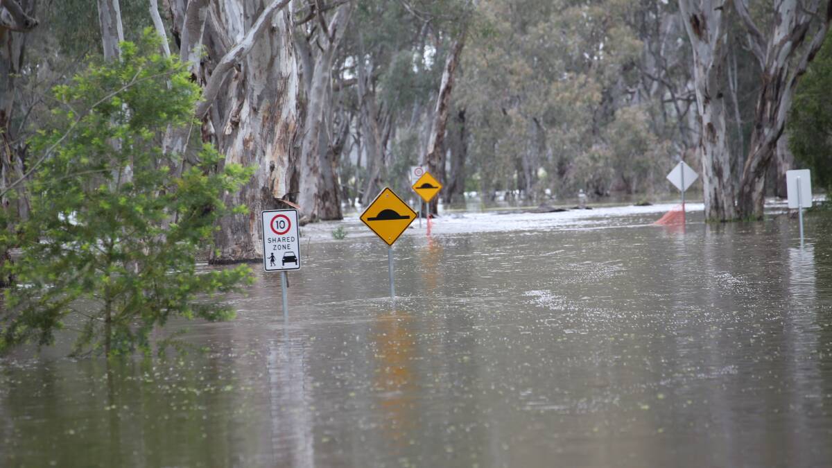 The flooding at Darlington Point as the peak moves towards 7.2 metres. Pictures: Anthony Stipo