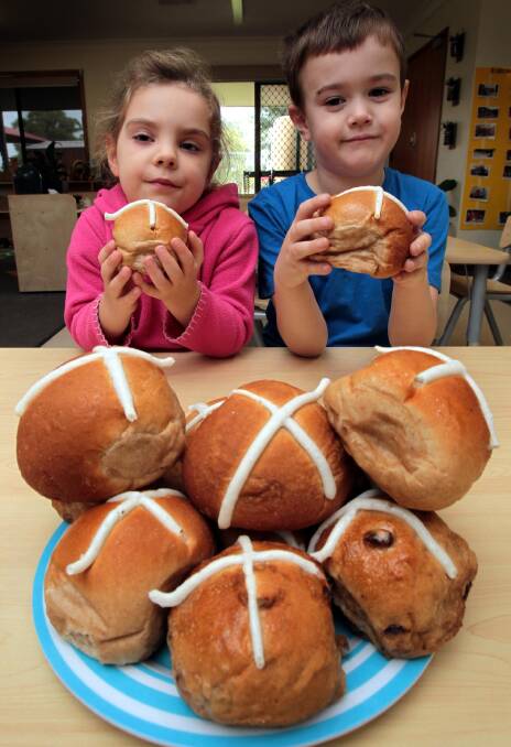 RAISIN-STUDDED DELIGHTS: Matilda Sinclair, 4, and Riley Flanigan, 5, take a break for lunch at Amy Hurd Early Learning Centre on Tuesday. Picture: Les Smith