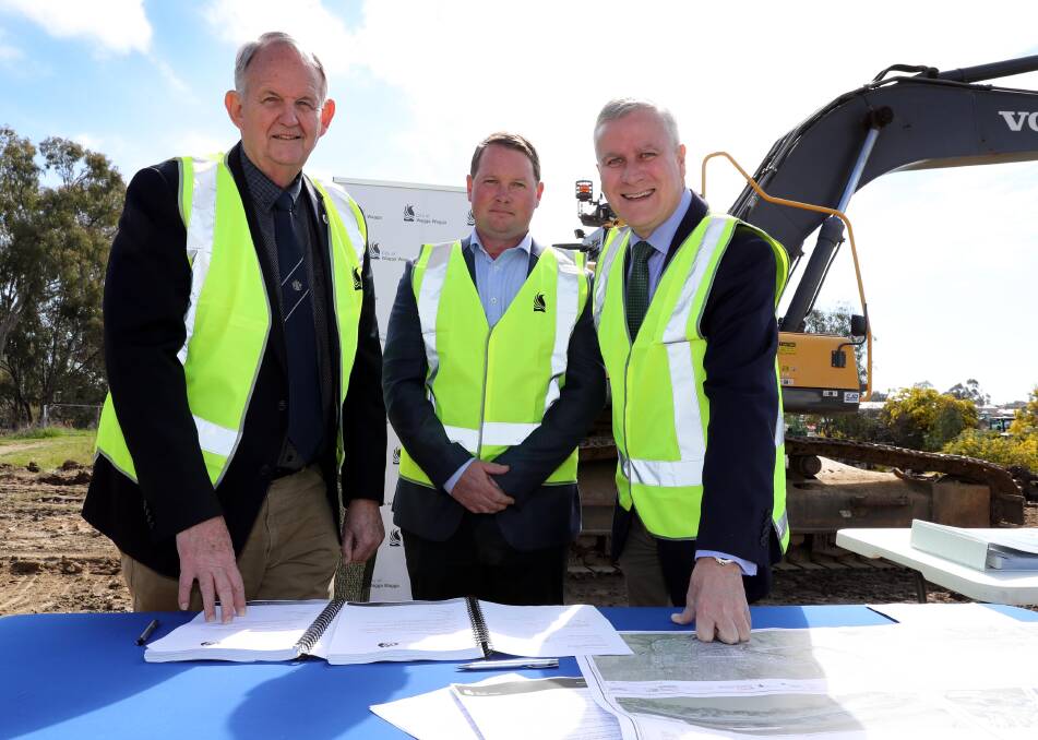 Wagga mayor, Greg Conkey alongside Central West Civil general manager, Simon Withers and Riverina MP, Michael McCormack and the signing and exchange of contracts. Picture: Les Smith