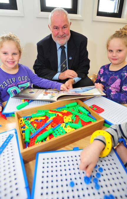 Exciting read: Twins Mackenzie (left) and Morgan Crisp with Wagga Mayor Rod Kendall who read to the students. Picture: Kieren L. Tilly.