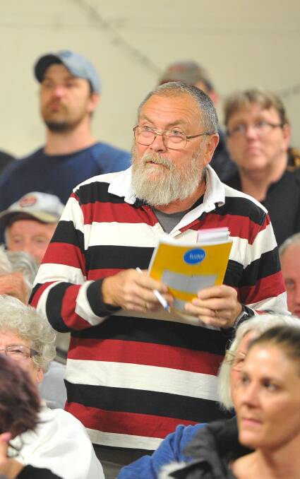 ASKING QUESTIONS: Longtime North Wagga resident Laurie Blowes speaks from the packed crowd at Friday night's meeting. Picture: Kieren L. Tilly