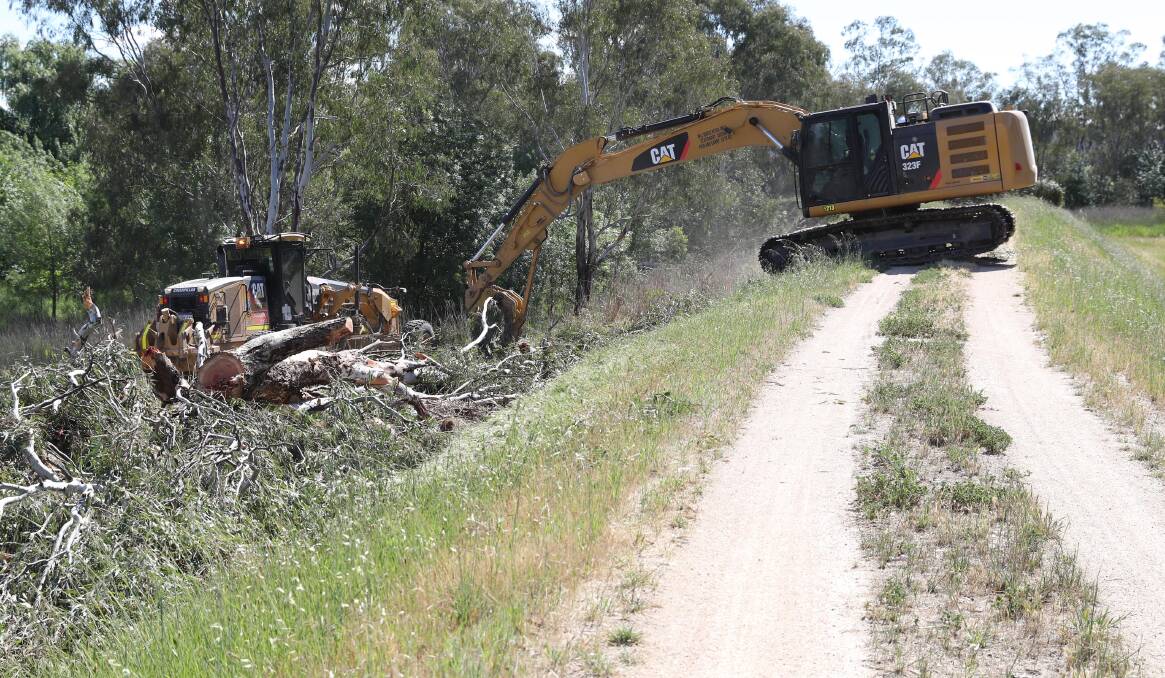 ACTION AT THE RIVER BANK: Work on the levee bank near Flowerdale lagoon on Thursday this week. Picture: Les Smith