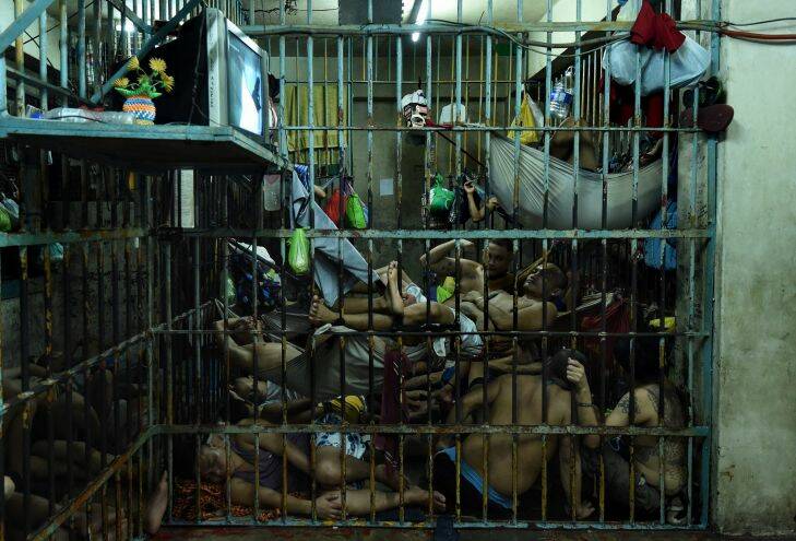 Prisoners inside a cell in Manila Police Headquarters, Philippines. So they can sleep, prisoners here rotate positions throughout the cell due to overcrowding. Several of the men stated that most in this cell were arrested for drug use in Philippine President Rodrigo Duterte's war on drugs. Manila, Philippines. 21st September, 2016. Photo: Kate Geraghty . THEBESTOF2017