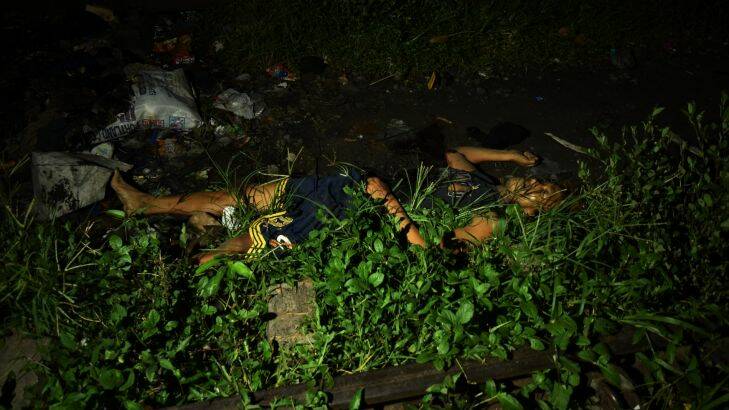 The body of one of the three men slain in a drug related killing in Caloocan, Manila, Philippines. According to people living in the area  there was a gun battle for approximately one hour. Three men were killed and three arrested by police. 30th September, 2016. Photo: Kate Geraghty