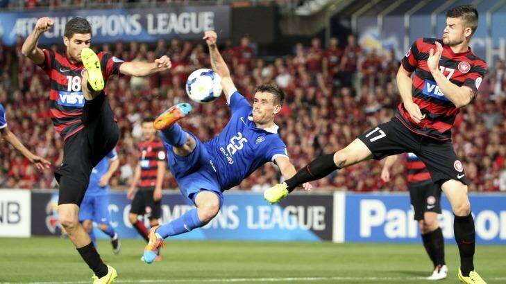 No bus here: Brendan Hamill (right) in action against Al Hilal in the first leg of the ACL final in Sydney.