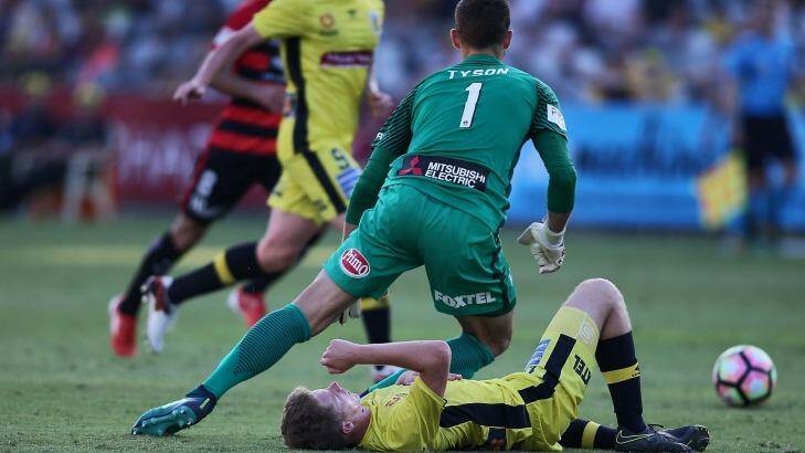 Straight red: Jerrad Tyson of the Wanderers clashes with Trent Buhagiar of the Mariners, which saw him sent off. Photo: Tony Feder