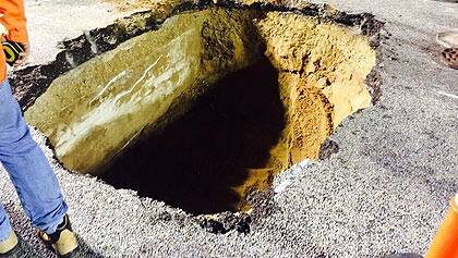 A sinkhole that has closed the Bruce Highway.