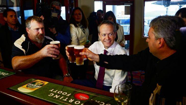 Bill Shorten has a beer with Beaconfield Mine survivors Todd Russell and Brant Webb shortly after launching his election campaign in Tasmania. Photo: Phillip Biggs