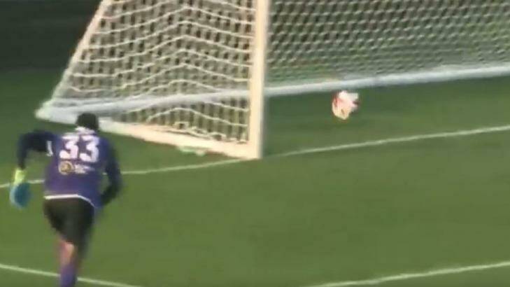Blunder: The stopper turns to chase the ball in vain. Photo: Screen grab