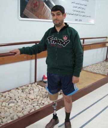 Mohamed al-Sillak tries out his new leg. Photo: Ruth Pollard