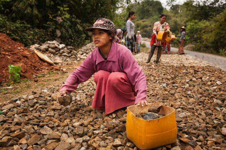 Rai Seng, 13, works for 4,000 kyat (US$3) per day building and repairing roads, along the Myitkyina-Bhamo, Kachin State, Myanmar, Friday 31 March 2017.

In 2017, working with the Government of Myanmar, UNICEF will strive to meet the basic needs of the most vulnerable internally displaced children. Myanmar is experiencing three protracted humanitarian crises, each with its own set of complex underlying factors. In Rakhine State, inter-communal violence that erupted in 2012 continues to plague 120,000 internally displaced people spread across 40 camps or informal sites, as well as host communities. Eighty per cent of the displaced are women and children. In Kachin State, armed conflict that reignited in 2011 continues to impact communities caught in the crossfire between an ethnic armed group and the Myanmar army. Nearly 87,000 people remain displaced as a result, including 40 per cent who are in areas outside of government control. An additional 11,000 people remain displaced in northern Shan State, where a similar conflict broke out in 2011. Compounding the protracted crises are issues related to religious and/or ethnic discrimination, exploitation, chronic poverty, vulnerability to natural disasters, statelessness, trafficking and humanitarian access. In addition to the humanitarian crises in Rakhine, Kachin and Shan states, Myanmar is impacted by humanitarian situations in other parts of the country, including natural disasters, health emergencies and small-scale displacements. unicef