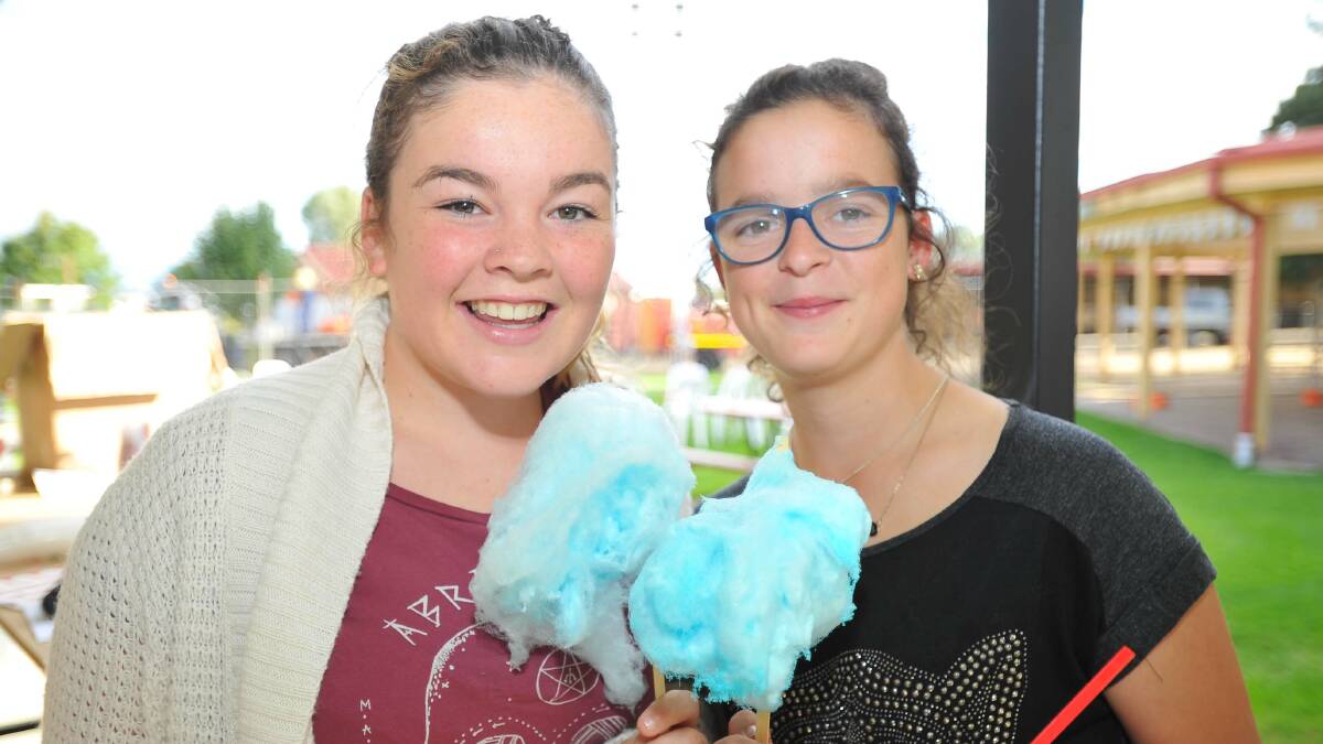 Caitlin Lugton and Monica Banks, both 14 from Wagga. Picture: Kieren L Tilly 