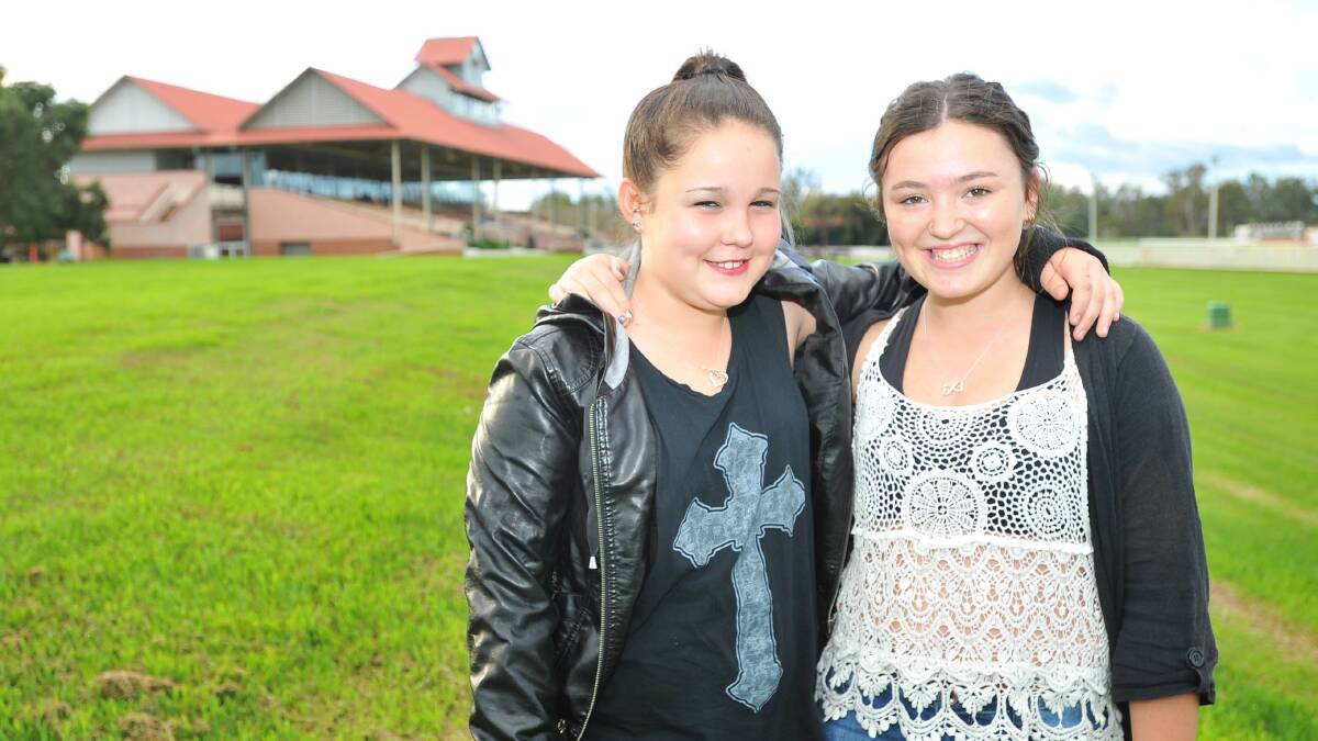 Resharn Torney and Kaylah Hull, both 13 from Wagga. Picture: Kieren L Tilly 