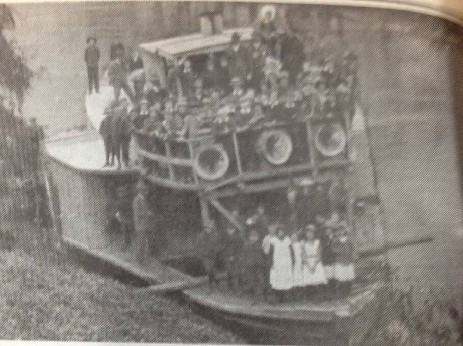 The March 31, 1993 Heritage Week photo from Wagga Bridge to Bridge was of a steamer on the Murrumbidgee River at Wagga in 1905.