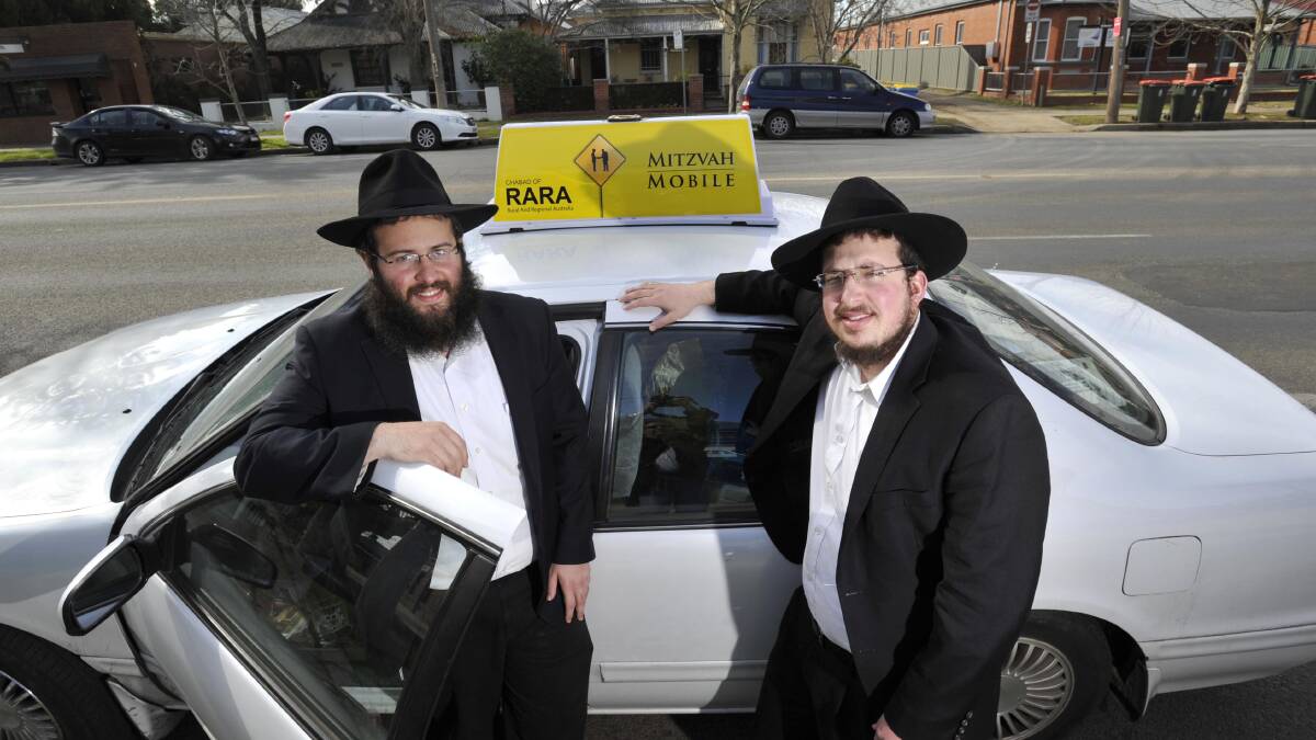 SHALOM: Rabbi Srolik Winner and Rabbi Yossi Kagan. Picture: Les Smith