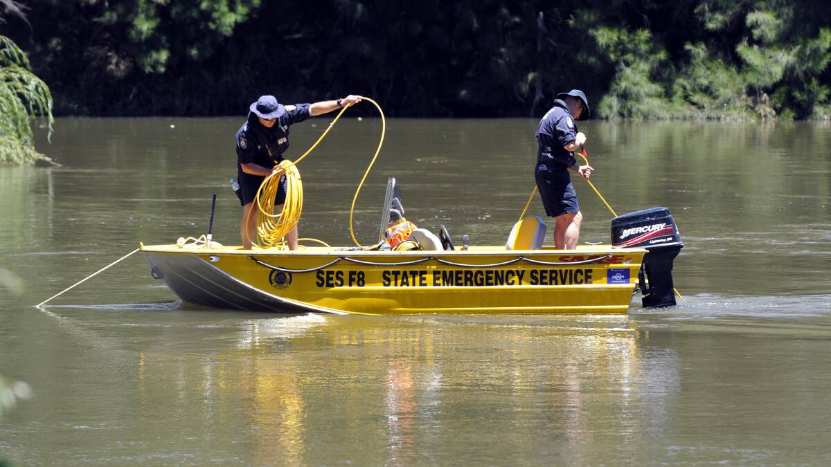 SEARCH: Police divers prepare sonar equipment to search the Murrumbidgee River at Oura for a missing man. Picture: Les Smith