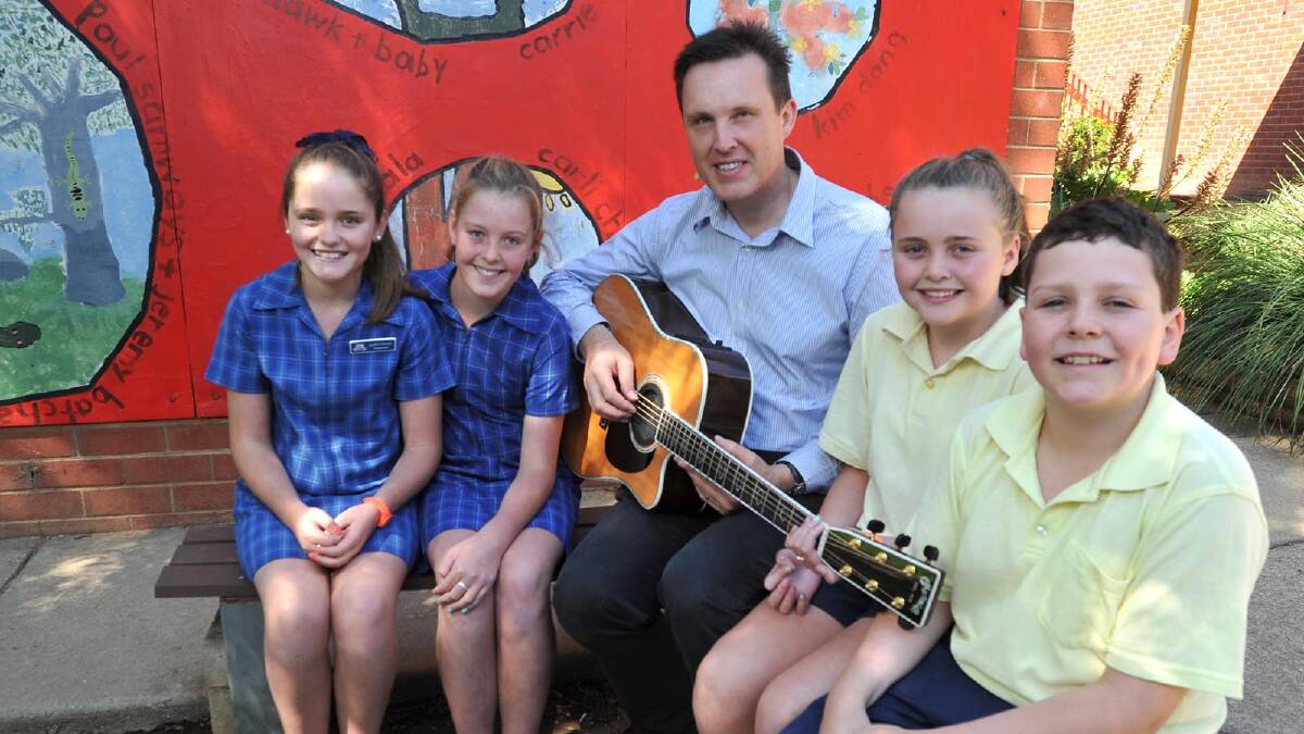 Blind guitarist and inspirational speaker Lorin Nicholson chats with South Wagga Public School kids Gabby Dennis, 12, Eliza Smith, 12, Molly Matthews, 11, and Ned Prescott, 11, about bullying.