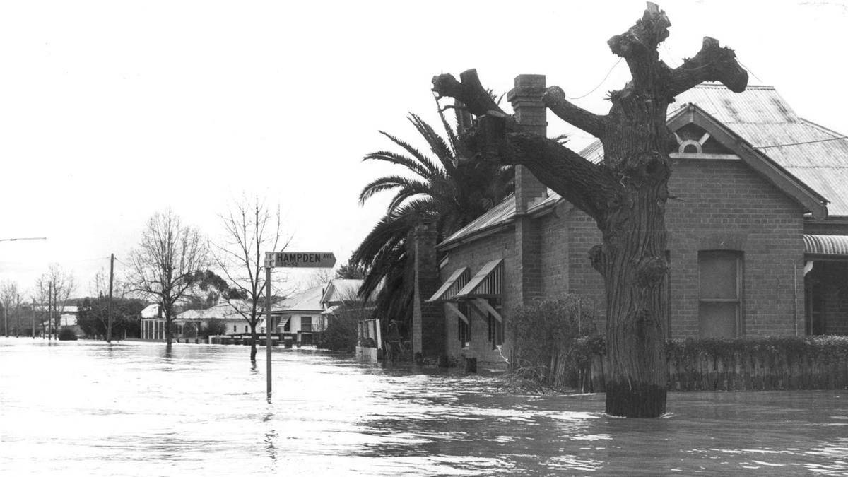 <div class="caption">
		<center>	<h4><a href="http://www.dailyadvertiser.com.au/story/1583702/gallery-historic-wagga-floods/">Historic Wagga floods</a></h4>		
			</div>
</center>