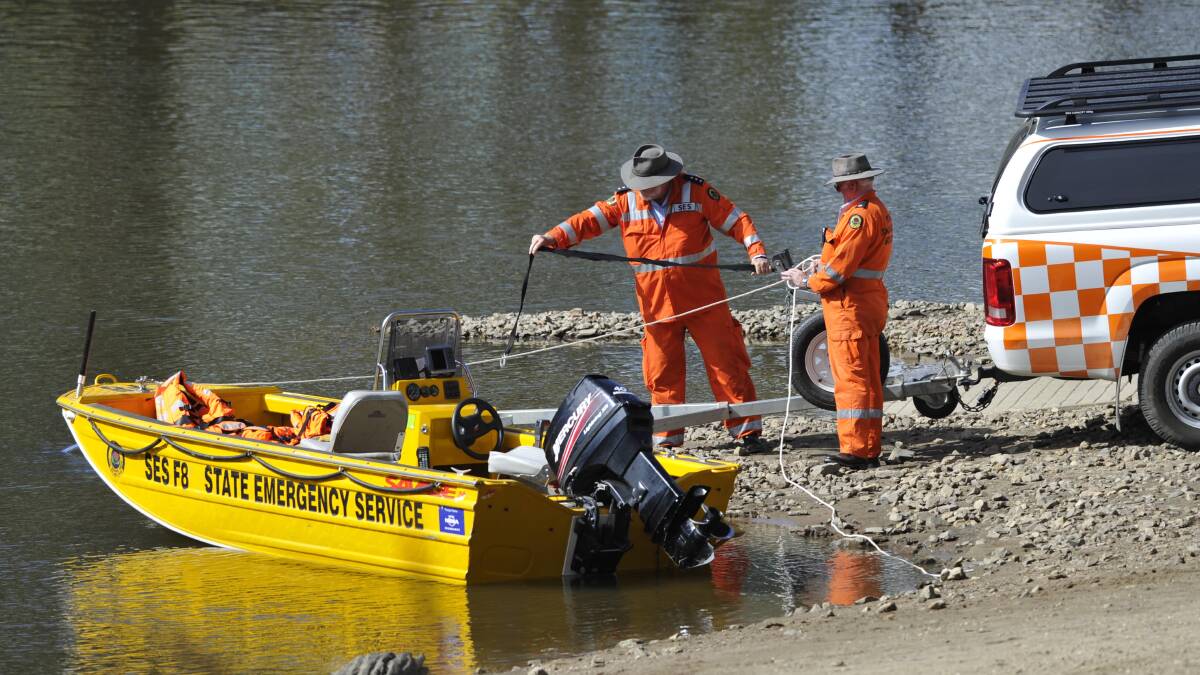 Emergency services are searching the Murrumbidgee River at Wiradjuri Reserve after a man disappeared on Friday night. Picture: Les Smith