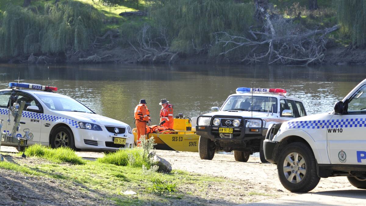 HELP: Members of the State Emergency Service prepare to launch their rescue boat to assist in the retreival of a body - believed to be that of missing Wagga man Brent Little - from the Murrumbidgee River yesterday afternoon. Picture: Les Smith