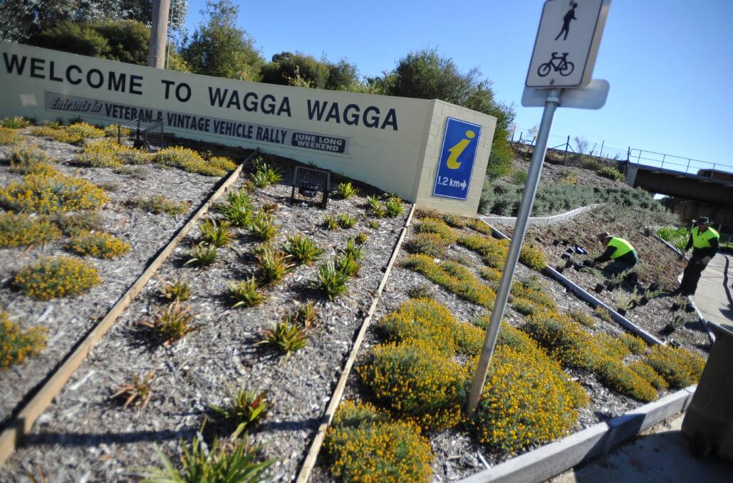 Residents are calling on Wagga City Council to improve the city's entrances.