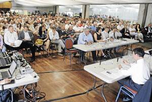NUMBERS GAME: More than 1000 residents listen to testimony from the Murrumbidgee Private Irrigators and Groundwater group at yesterday’s public hearing into the impact of the guide to the Murray-Darling Basin plan.