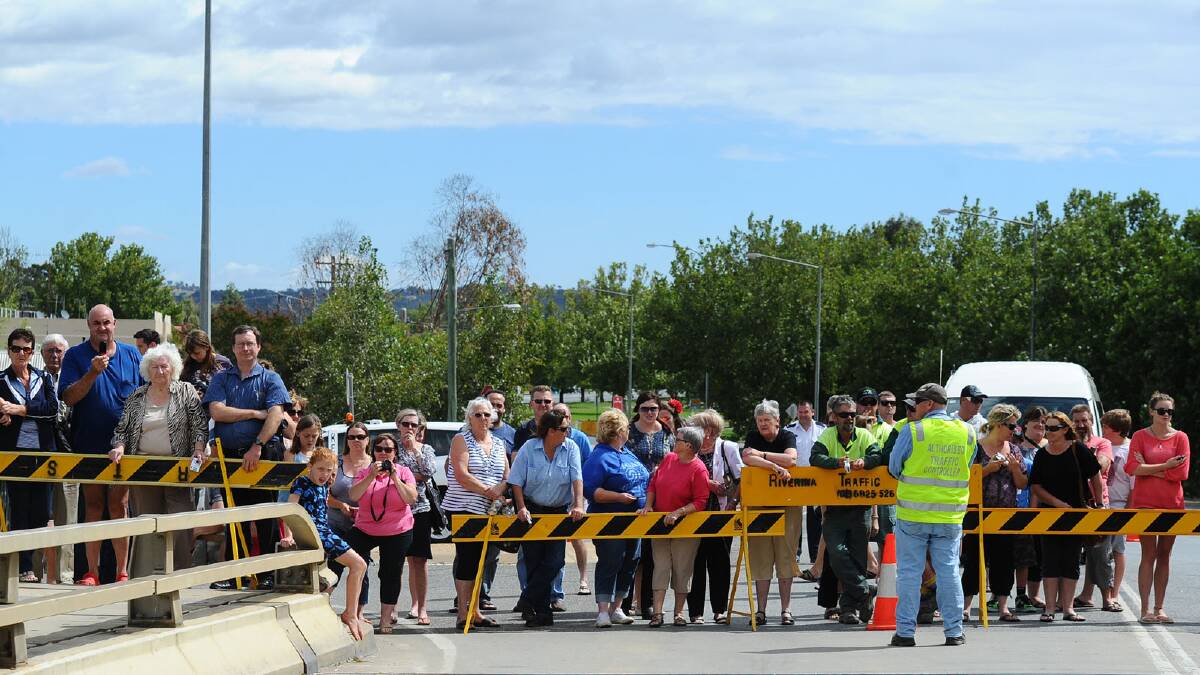 A barricade was set up on Wirdajuri Bridge as Prime Minister Julia Gillard visited the city. Picture: Addison Hamilton
