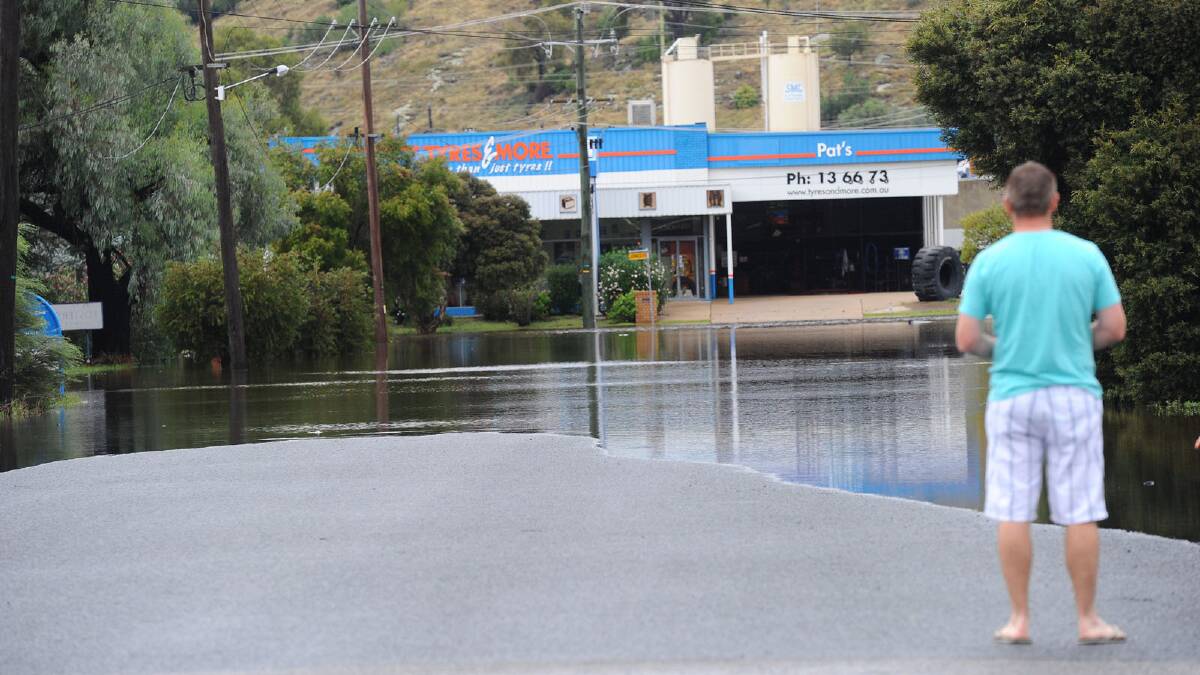 Hammond Avvenue was flooded between the Kooringal Road roundabout and Marshalls Creek. Picture: Addison Hamilton