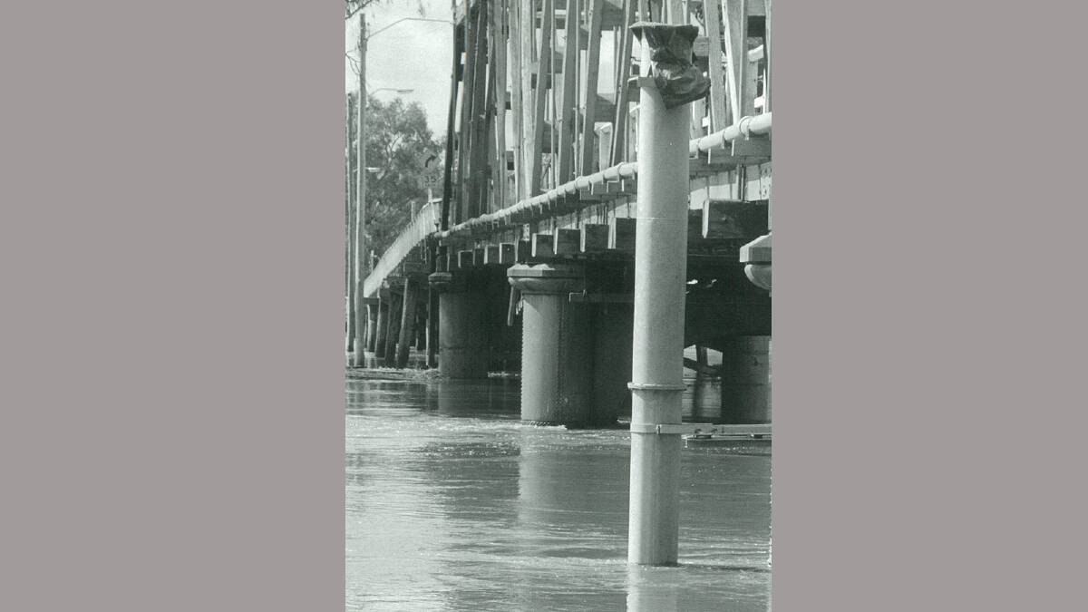 The gauge shows the river height under the Hampden Bridge. Picture: Riverina Media Group