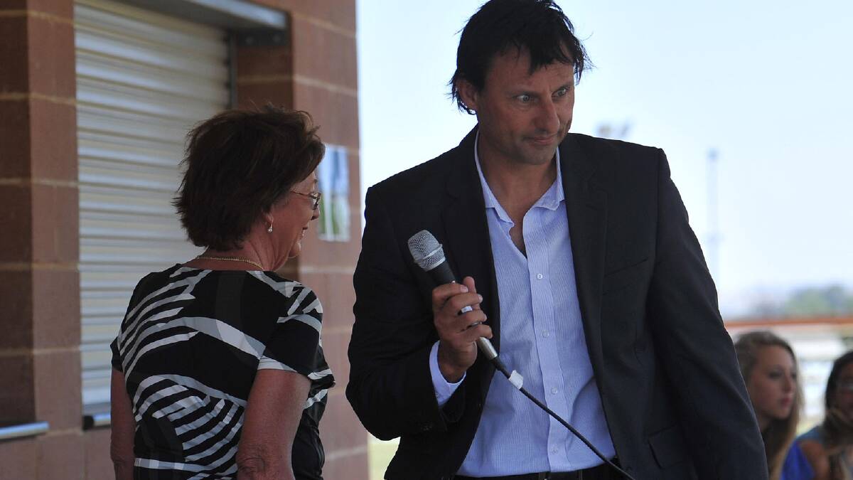 Mayor Lola Cummins welcomes Laurie Daley to the microphone. Picture: Oscar Colman