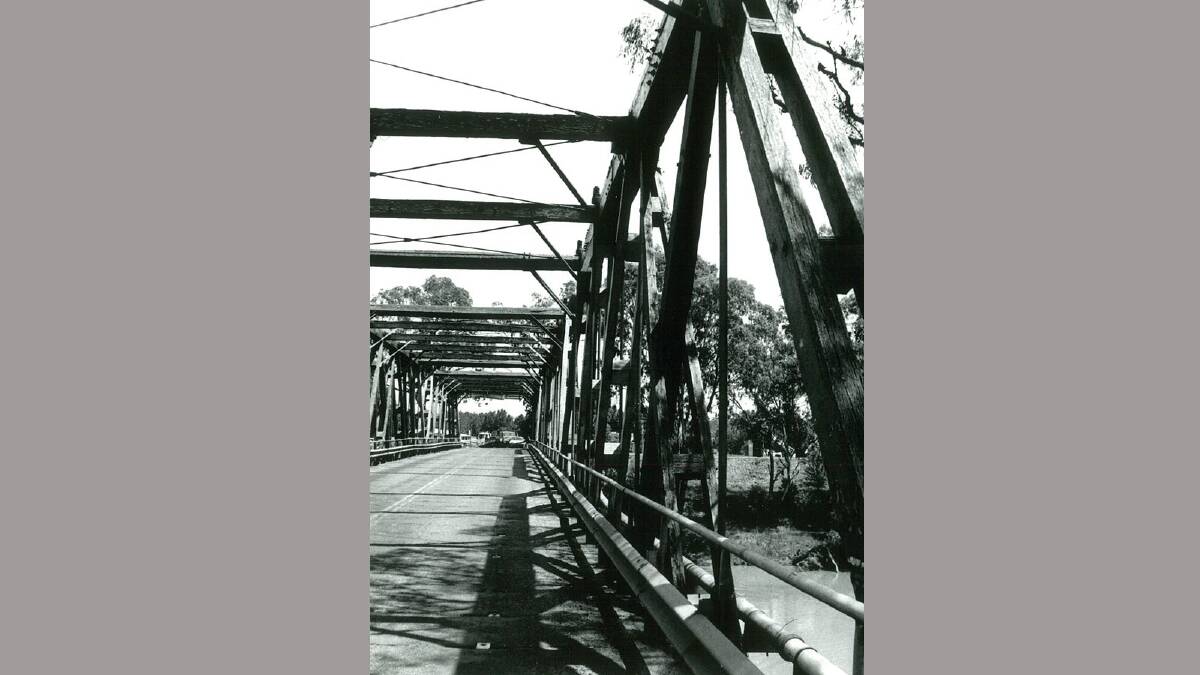 The Hampden Bridge in 1995. Picture: Riverina Media Group