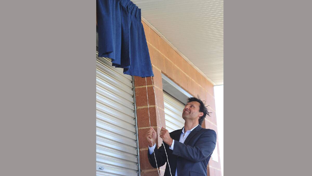 Laurie Daley unveils the sign. Picture: Oscar Colman