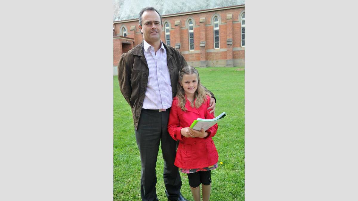 Mattea Kelly (9) of Anglical College Albury with her father Jarrod. Picture: Michael Frogley