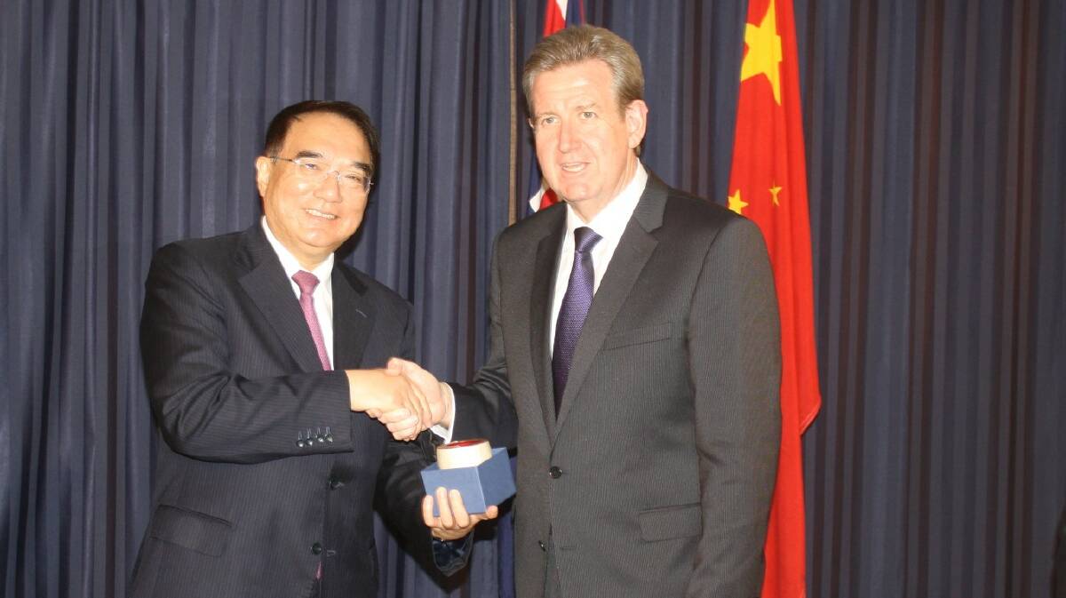 Party secretary of the Liaoning Province Wang Min shakes hands with NSW Premier Barry O'Farrell yesterday.