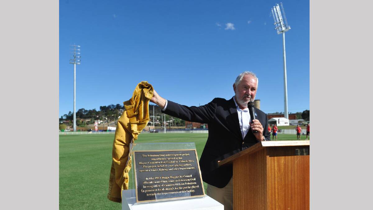Wagga mayor Rod Kendall unveiling a plaque to commemorate the redevelopment of Robertson Oval. Picture: Les Smith