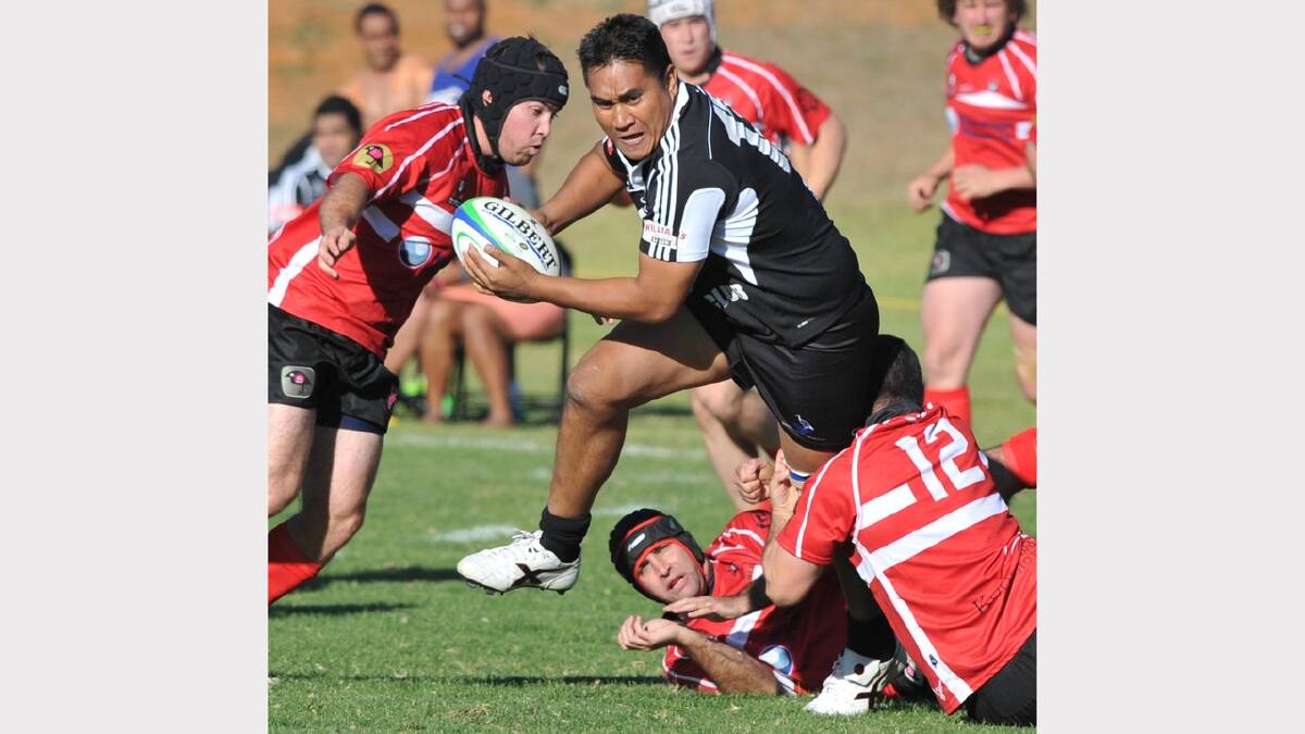 Reddies players Pat Hunter (left) and Mark Harmer try to bring down Griffith's Enoch Tia. Picture: Les Smith