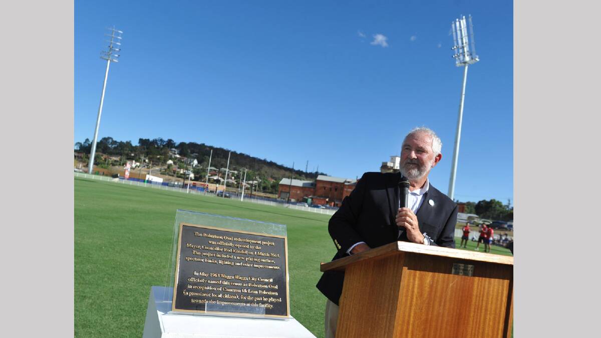 Wagga mayor Rod Kendall unveiling a plaque to commemorate the redevelopment of Robertson Oval. Picture: Les Smith