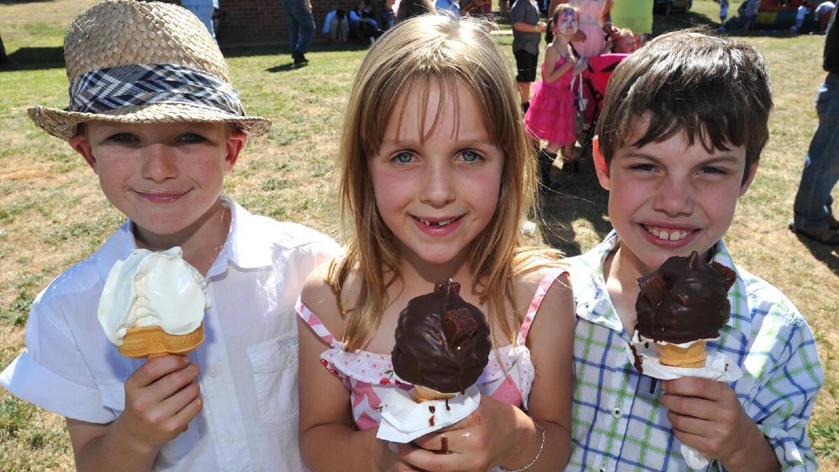 Cooling down with a treat are Oliver, 8, and Annabella Taylor, 7, with Charlie Hunter, 7. Picture: Les Smith
