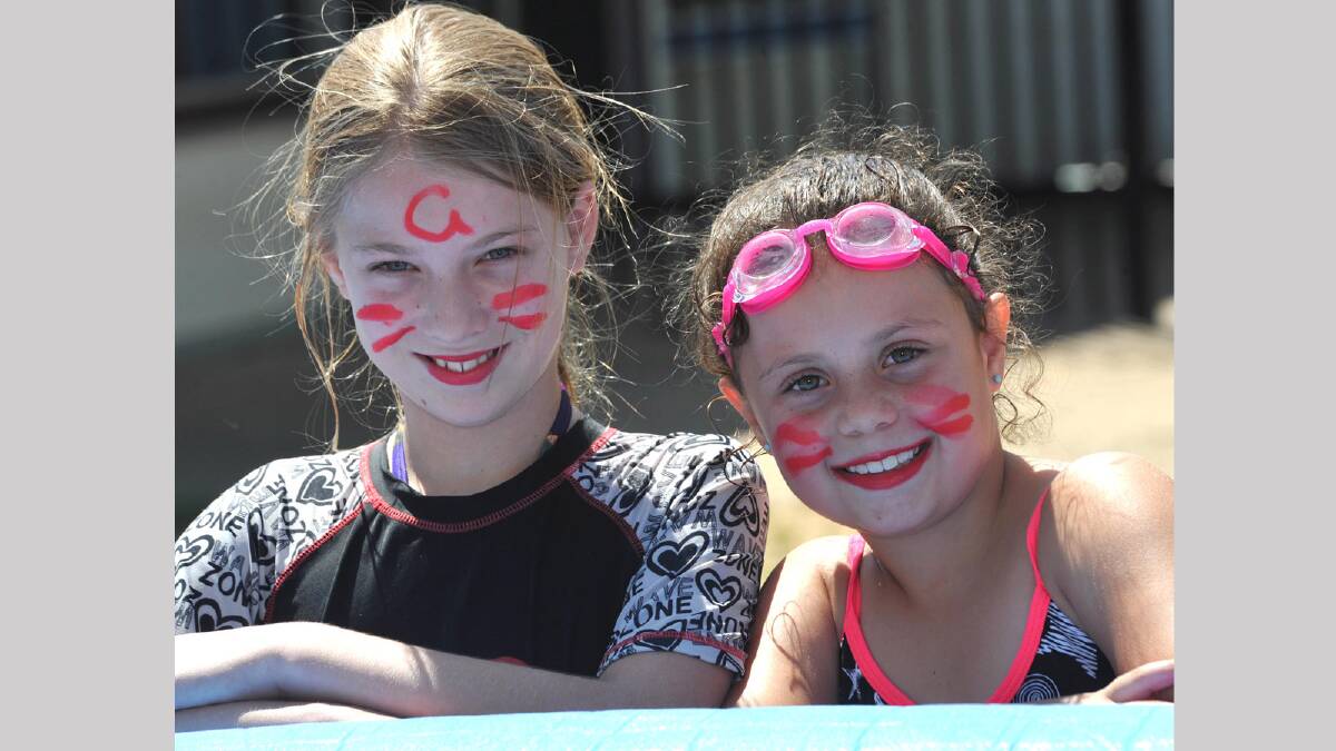 Zara Clemson, 10 and Letoyah Horne, 9, supporting Graham House. Picture: Les Smith