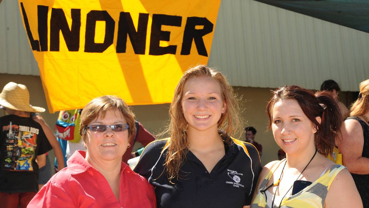 Mum Jenny Fulmer with daughters with Kayla, 17, and Pauline.